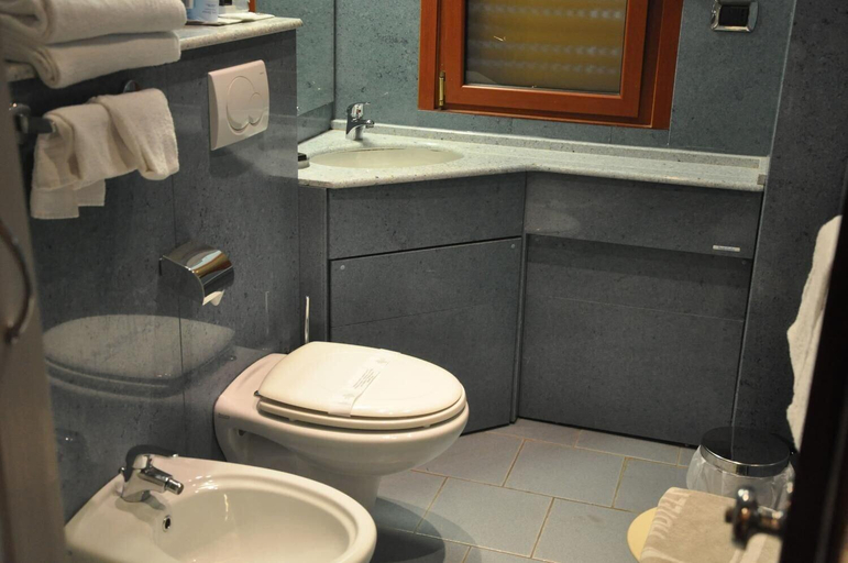 Bathroom 5, Hotel Mondial, Genova