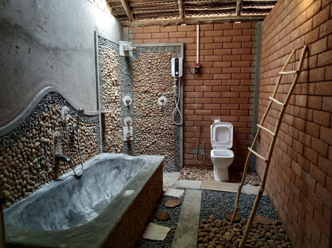 Bathroom 3, Sandalwood Cottage, Embilipitiya
