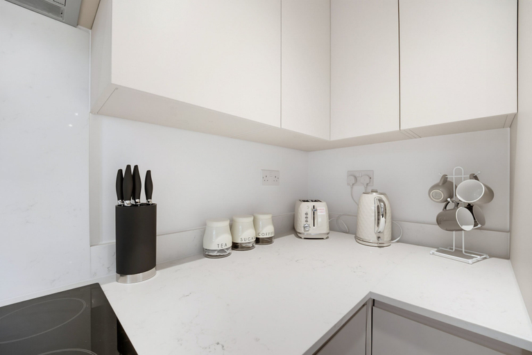 Interior 3, 2-Bed with Balcony in Northfields -Apt 2, London