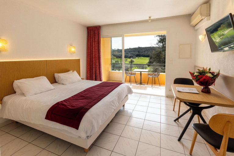 Bedroom 2, Golf Ra Sidence De Na Mes Vacquerolles, Gard