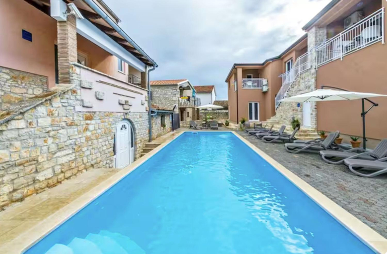 Sport & Beauty 4, Modern poolside flat with game room acess, Poreč