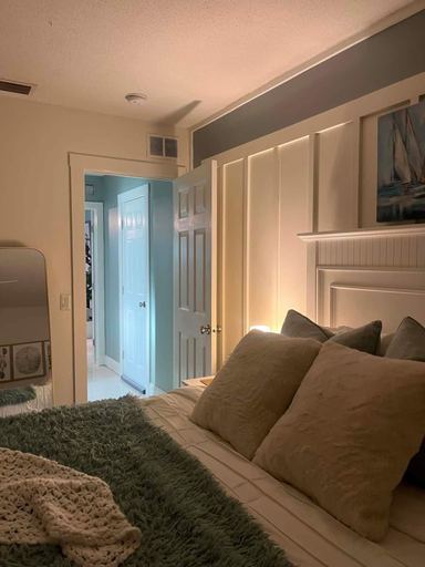 Room 3, Cozy Coastal Suite, Manatee