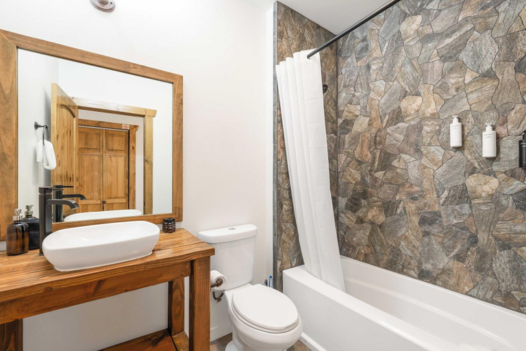Bathroom 5, Teddy By Avantstay Majestic Cabin In Big Bear W B, San Bernardino