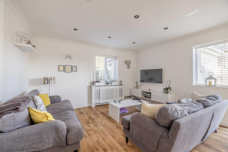 Room 1, Large 6 Bed Windsor Stay Near Legoland M4, Windsor and Maidenhead