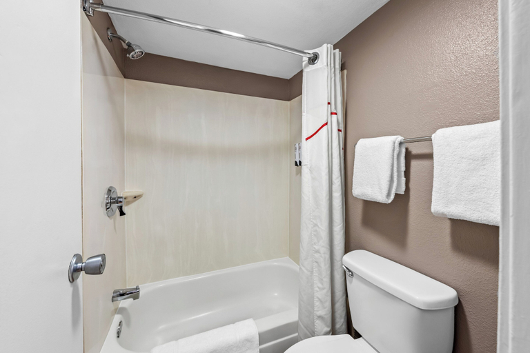 Bathroom 4, Red Roof Inn Columbus West - Hilliard, Franklin