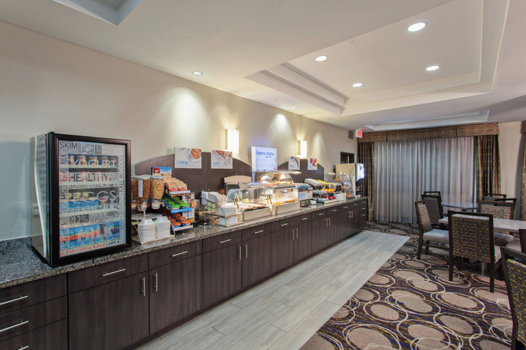 Food & Drinks 4, Holiday Inn Express & Suites WHARTON by IHG, Wharton