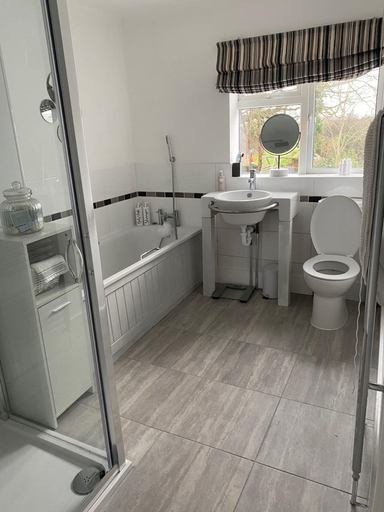 Room 5, Large 6 Bed Windsor Stay Near Legoland M4, Windsor and Maidenhead