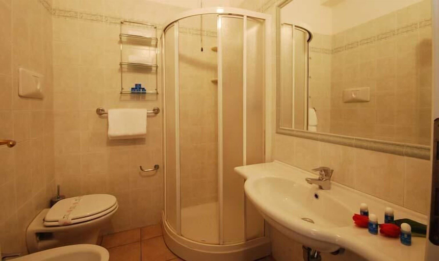 Bathroom 4, Hotel Sporting, Teramo