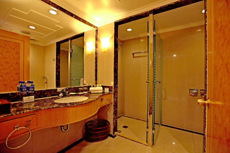 Bathroom 5, Holiday Inn Beijing Chang An West by IHG, Beijing