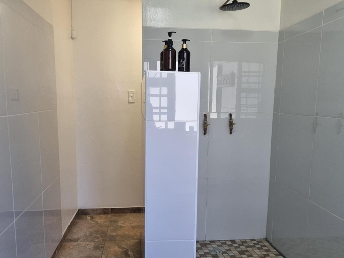 Bathroom 3, Olienhoff Guesthouse and Rest Camp, Otavi