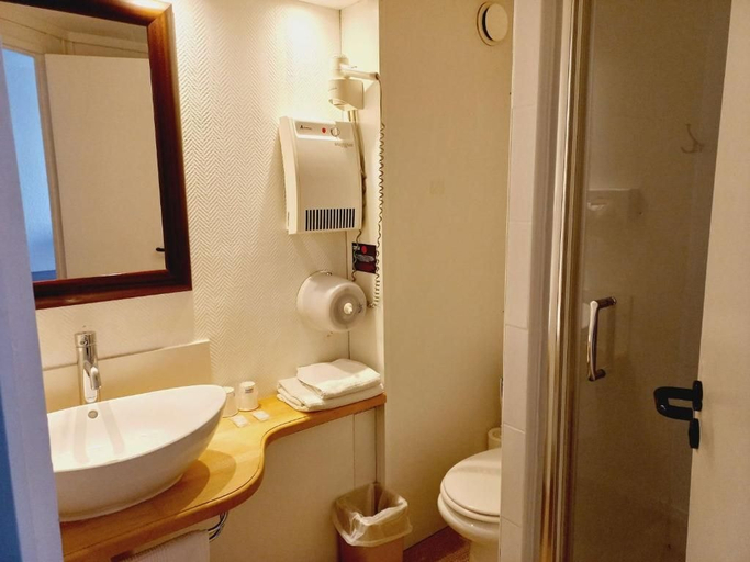 Bathroom 4, BRIT HOTEL LORIENT Le Kerotel, Morbihan