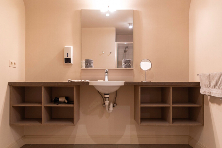 Bathroom, Duplex stay at the Alfonsine Farm, Limburg