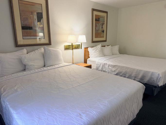 Room 4, roseville budget inn, Ramsey
