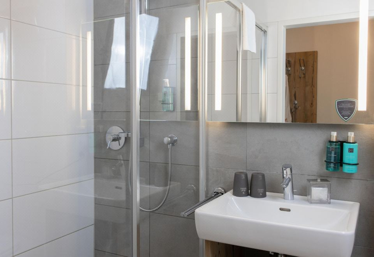 Bathroom 5, Ski & Golf Suites by Alpin Rentals - incl Summercard, Zell am See