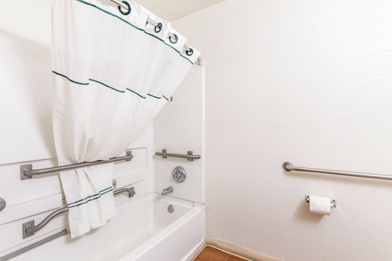 Bathroom 3, HomeTowne Studios by Red Roof Orlando - Casselberry, Seminole