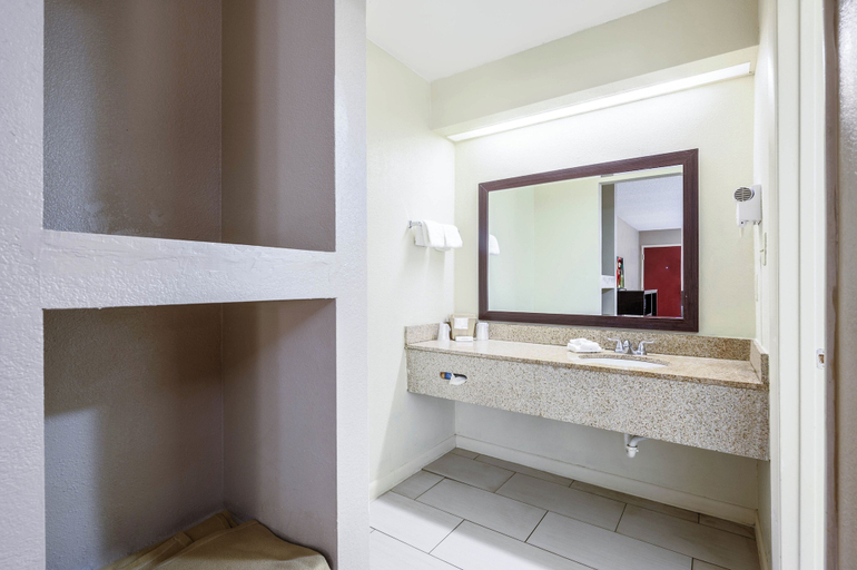 Bathroom 4, Red Roof Inn Sylacauga, Talladega