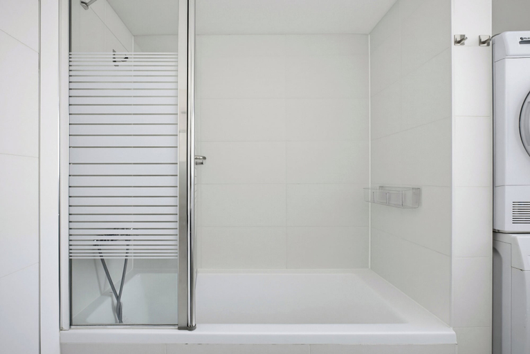 Bathroom 3, Cozy & Spacious 3BR with Balcony & Mamad
