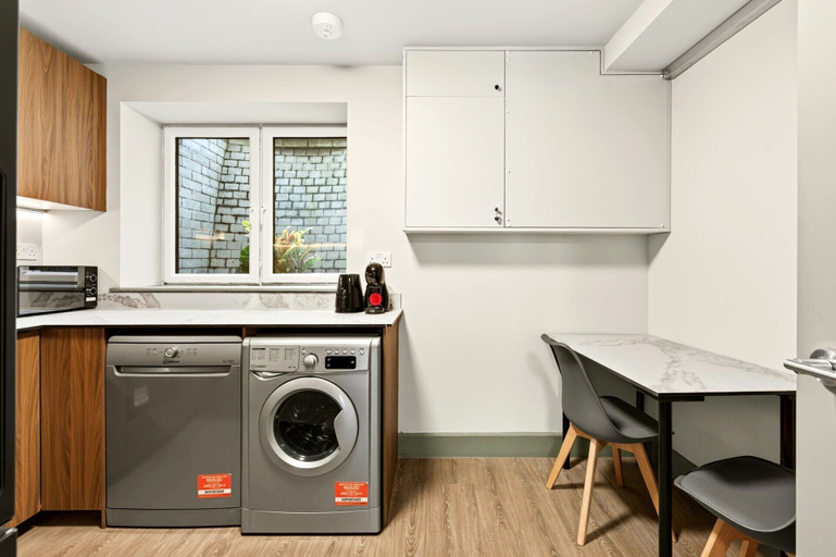 Private kitchen 5, Guestready - The Bridge - Wealdstone, London