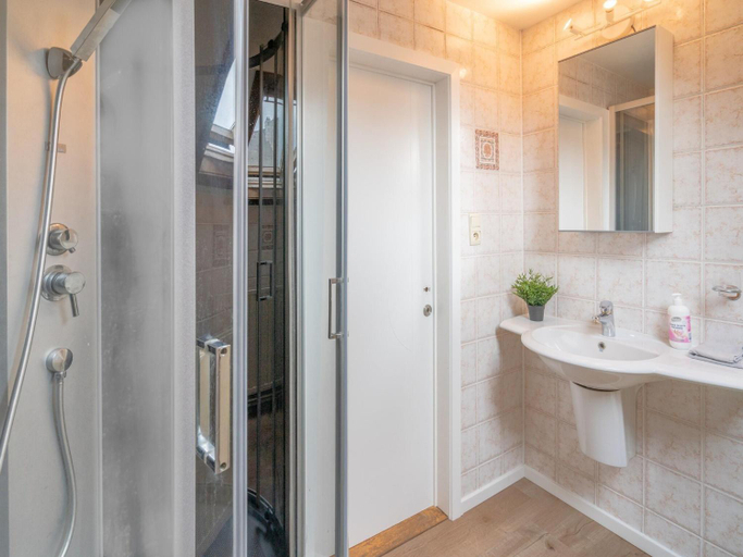 Bathroom 2, Lively City Getaway for 10 Near Meir, Antwerpen