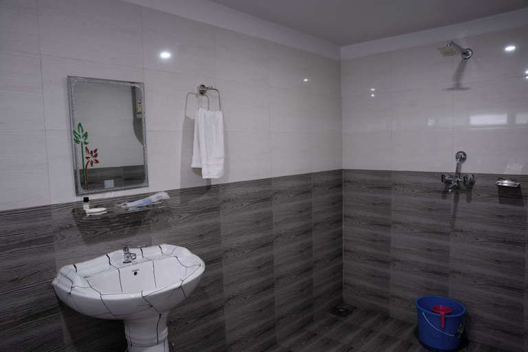 Bathroom 3, Tinau Riverside Resort Pvt Ltd, Lumbini