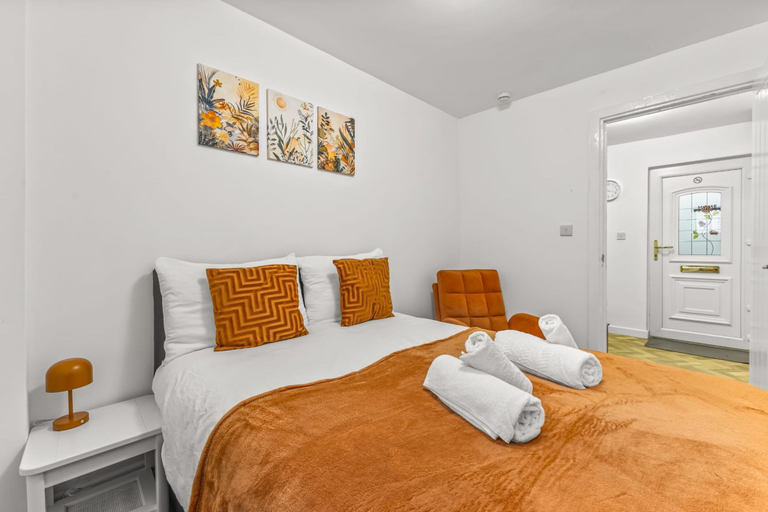 Room 5, Sleek 2BR Whitefield Parking 5m to Metrolink, Bury