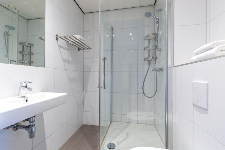 Bathroom 3, Amrâth Apart Hotel Schiphol Badhoevedorp, Haarlemmermeer