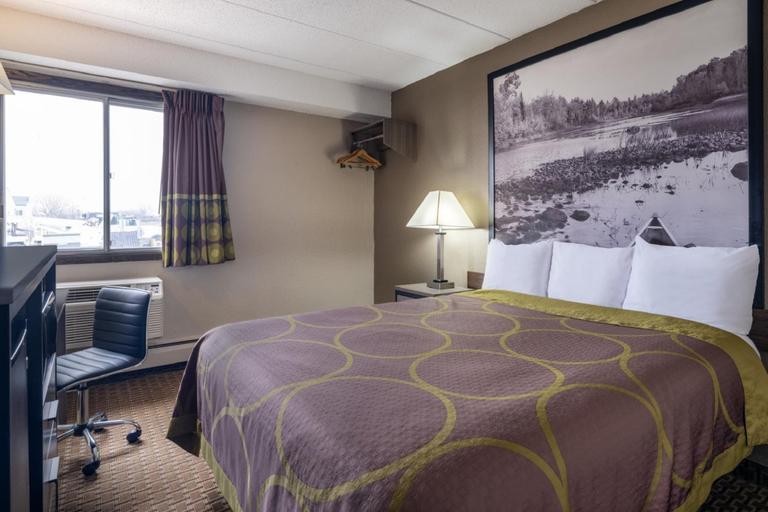 Room 3, Coratel Inn and Suites by Jasper Owatonna, Steele