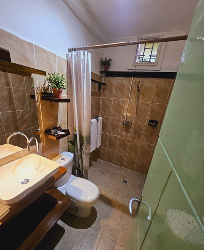Bathroom 3, The Retreat, Mfoundi