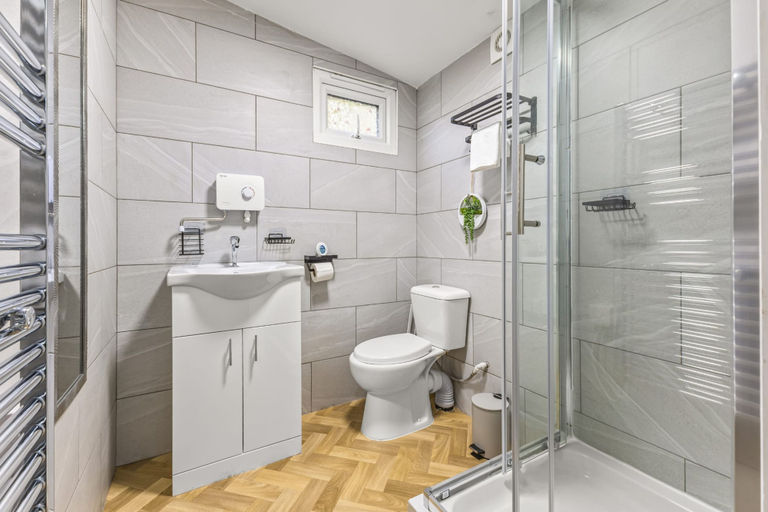 Room 3, Sleek 2BR Whitefield Parking 5m to Metrolink, Bury