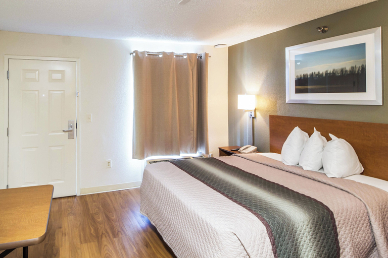 Bedroom 3, HomeTowne Studios by Red Roof Houston - West Oaks/ Energy Corridor, Houston