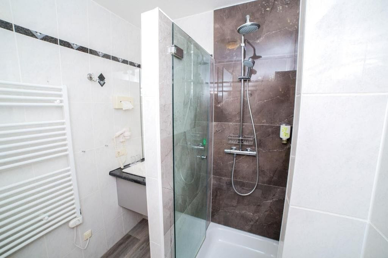 Bathroom 5, Hotel Opal, Region Hannover