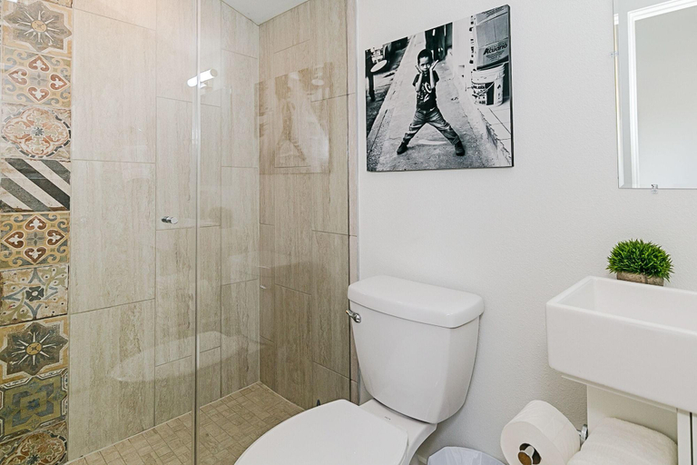 Bathroom 4, Eado Signature, Houston