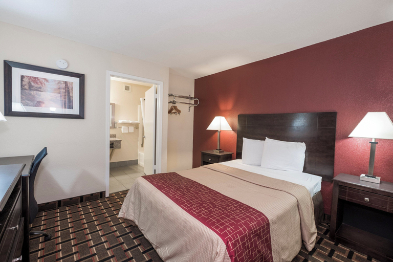 Bedroom 3, Red Roof Inn Mobile - Midtown, Mobile