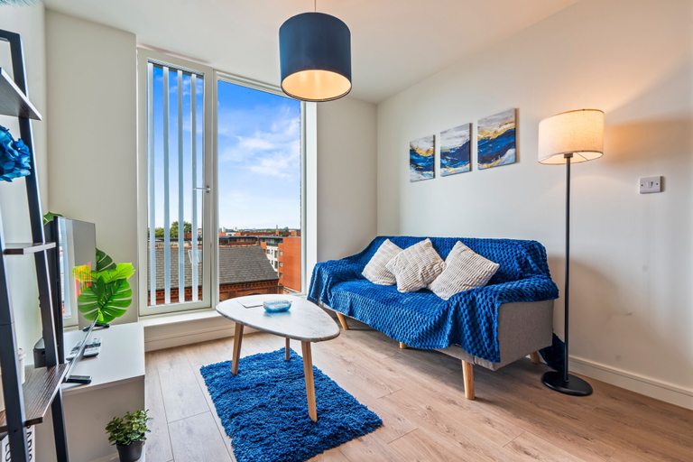 Living area 5, Modern 1-bed City Centre Apartment in Digbeth Sleeps 2, Birmingham