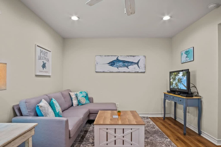 Room 3, Seagull 26- Newly Renovated Close to Beach, Nueces