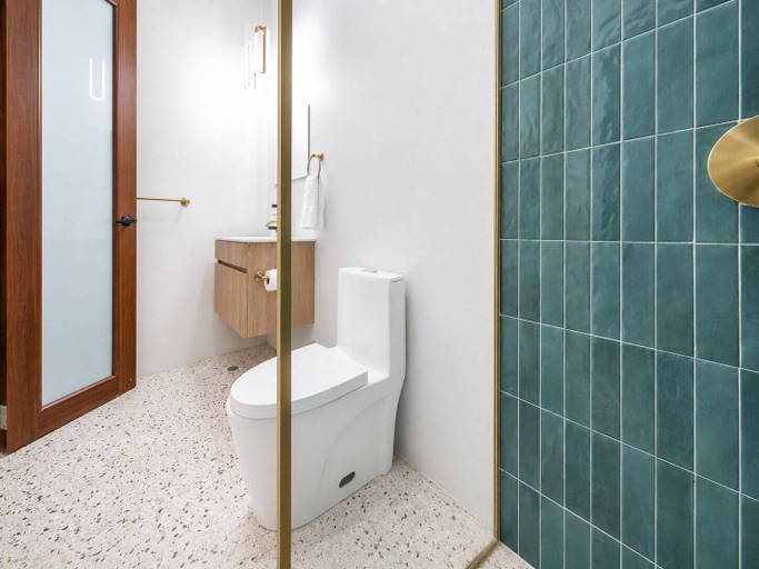 Bathroom 4, Room 3: Vibrant Walkable Hub in Santurce