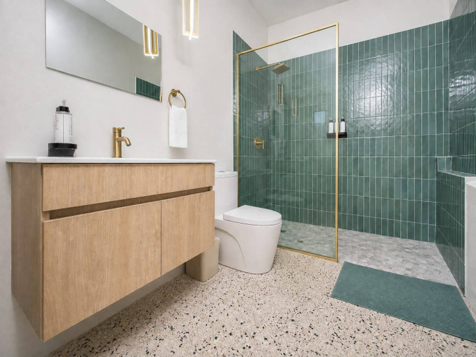 Bathroom, Room 16: Grand King Suite w/ Desk & Sofa Bed