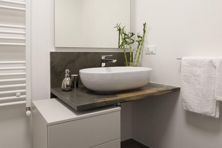Bathroom 4, Le Cupole Suites Apartments, Trapani