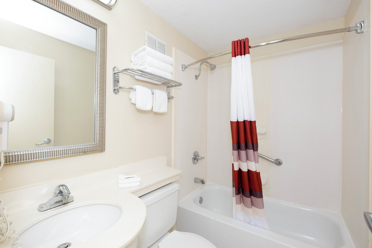 Bathroom 5, Red Roof Inn Columbus - Ohio State Fairgrounds, Franklin