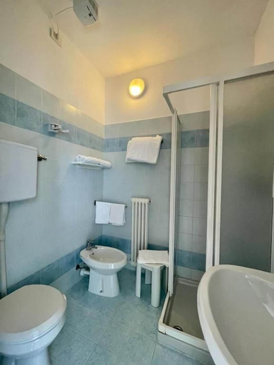 Bathroom 4, Hotel Baitone, Verona
