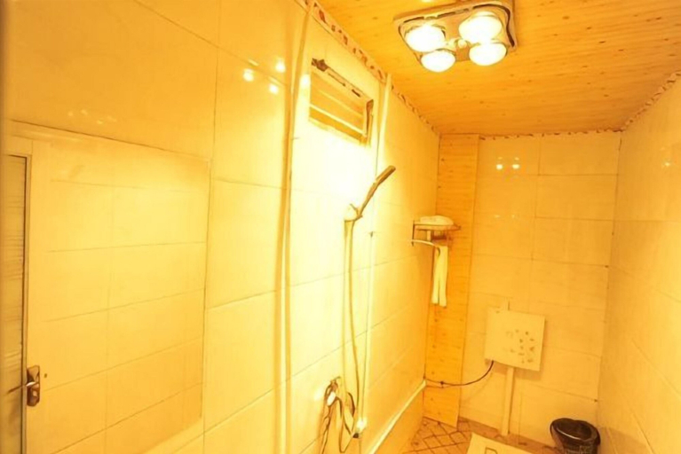 Bathroom, Shuiyunjian Inn, Liangshan Yi