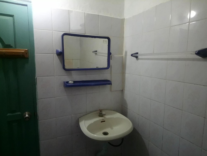 Bathroom 3, Diamond Star Guest House, Taunggye