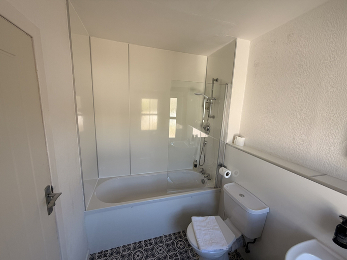 Bathroom 3, Loch Leven Hotel & Distillery, Highland