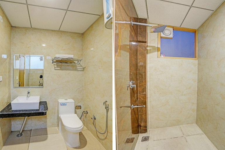 Bathroom 3, Hotel Luck Residency, Delhi