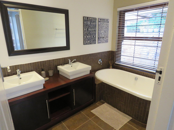 Bathroom 5, Bare Feet Retreat, Ugu