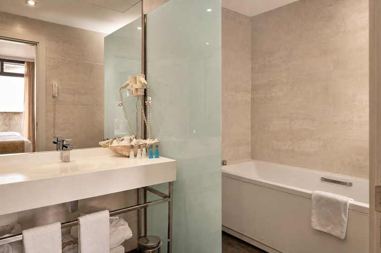 Bathroom 4, VP Jardin de Recoletos, Madrid