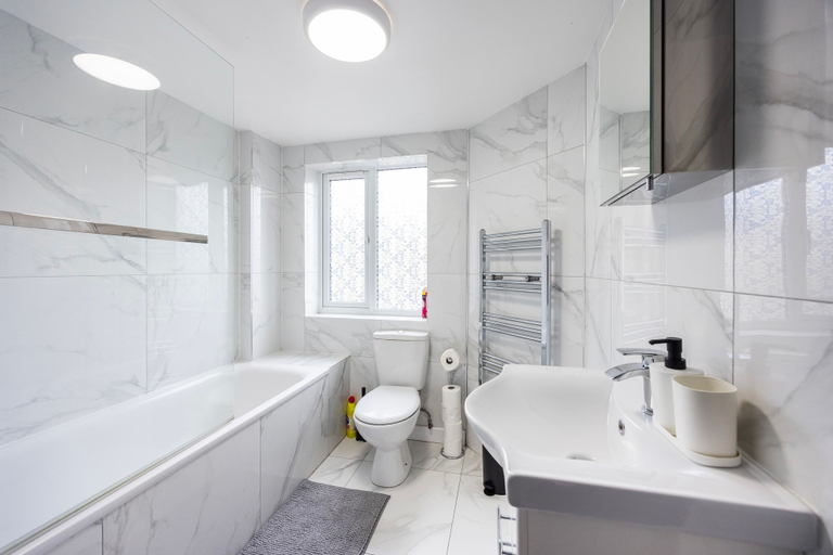 Room 5, Spacious 2BR Maisonette 2 Baths Huge Lounge, London