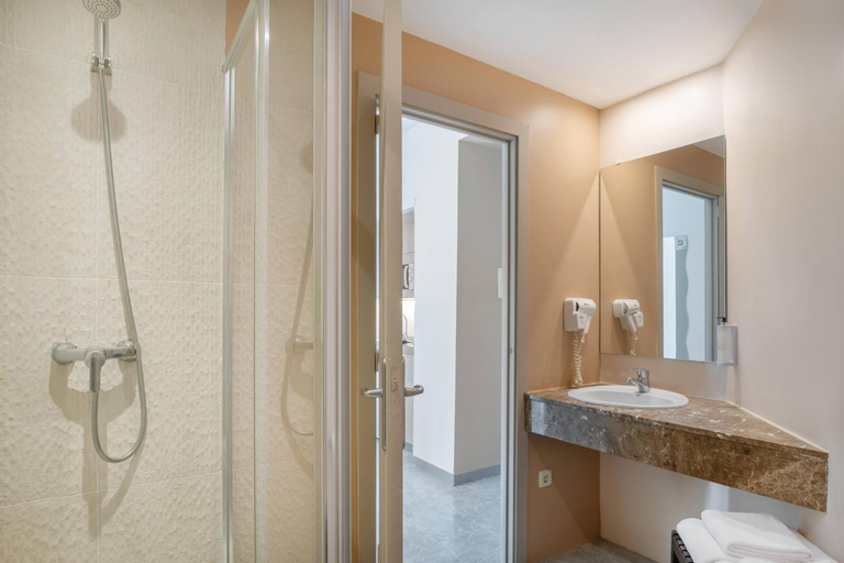 Bathroom 4, Sol Lunamar Palmanova Apartamento, Baleares