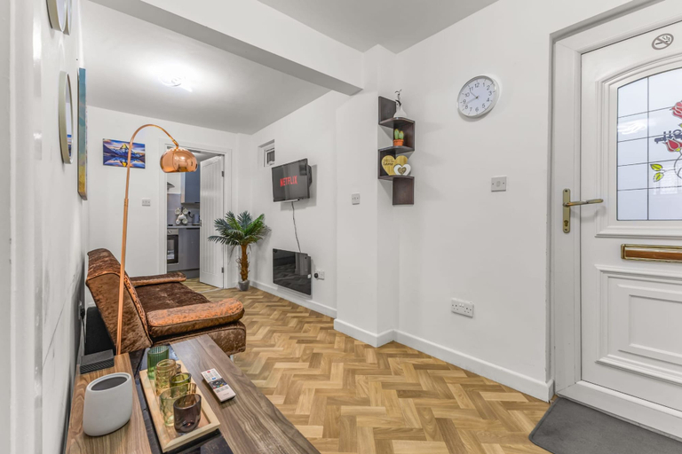 Room 4, Sleek 2BR Whitefield Parking 5m to Metrolink, Bury