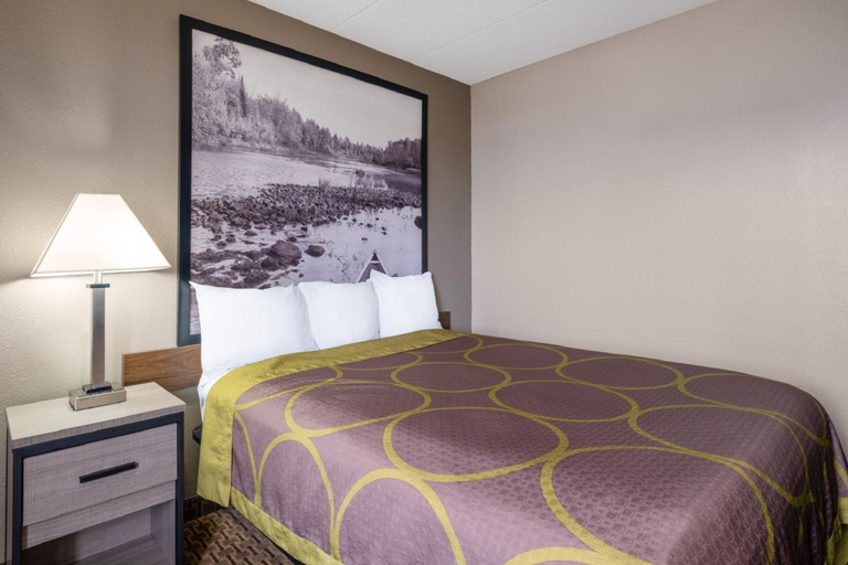 Room 4, Coratel Inn and Suites by Jasper Owatonna, Steele